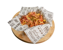 Heerlijk frietje met gebakken uien, champignon, paprika, bacon en doperwten