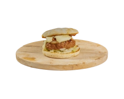 één overheelijke half of half gedraaide gehaktbal, belegd met sla, gebakken uien en een saus naar keuze. Tip: mayonaise en/of saté