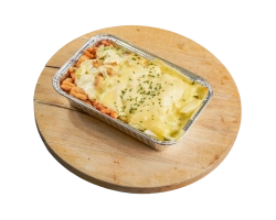 Heerlijke friet met shoarmavlees, sla, kaas en saus naar keuze (saus gaat bij ons over de friet)