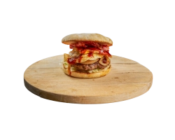 100 procent huisgemaakte rundvleesburger op een speciale burger bun, belegd met sla, gebakken uien, champignons, paprika, gebakken ei, bacon en een heerlijke chipotle saus