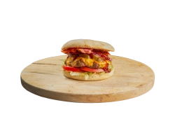 100 procent huisgemaakte rundvleesburger op een speciale burger bun, belegd met sla, augurk, rode ui, tomaat, cheddar, bacon en een heerlijke barbecue saus