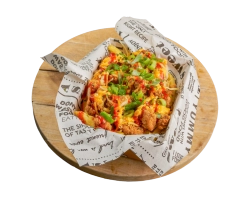 Heerlijk krokant frietje getopt met onze bekende homestyle crunchy chicken tenders, kaasmix, siracha mayonaise, chili saus, bosui & peterselie.