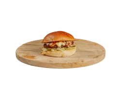 Gewoon een heerlijk broodje hamburger op een brioche-melkbolletje, belegd met sla, augurk, rundvleesburger en saus naar keuze. Tip: speciaal saus